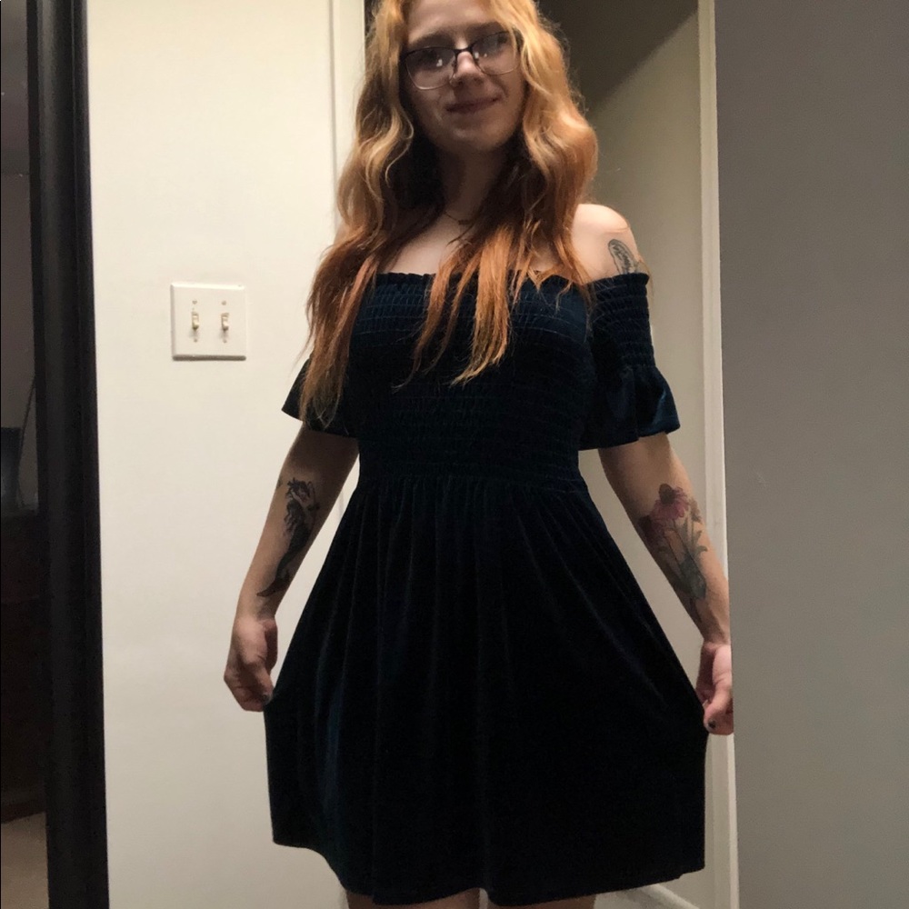 Emerald Velvet Dress - Picture 5 of 5